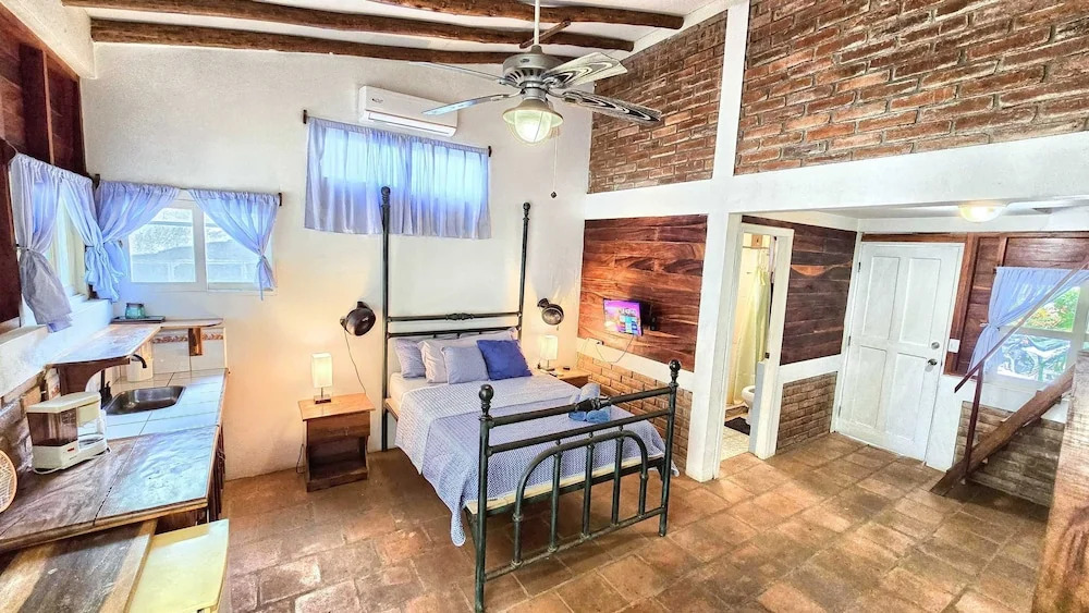2 Casitas for 8 Guests on Beach Front w Pool AC
