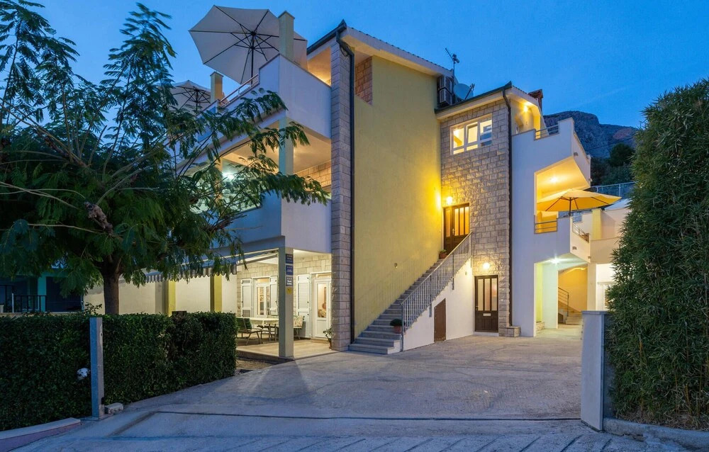 Beautiful Home in Lokva Rogoznica With Wifi and 4 Bedrooms