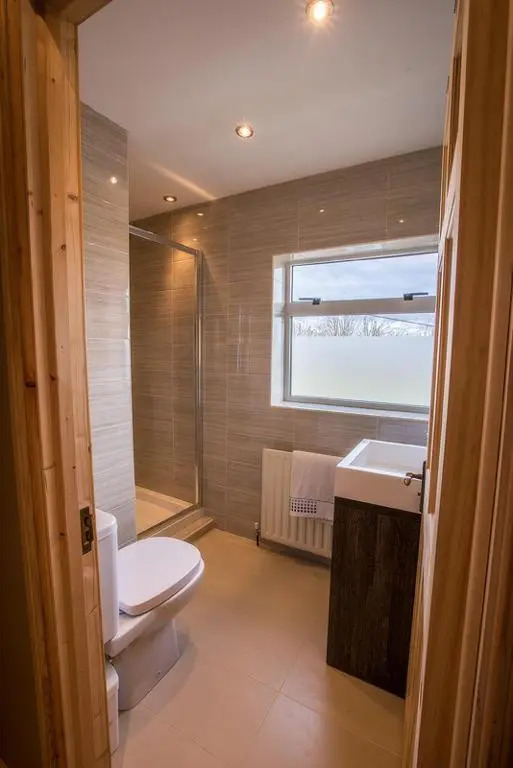 Spacious 4 Bedroom Home - 5 min walk to town