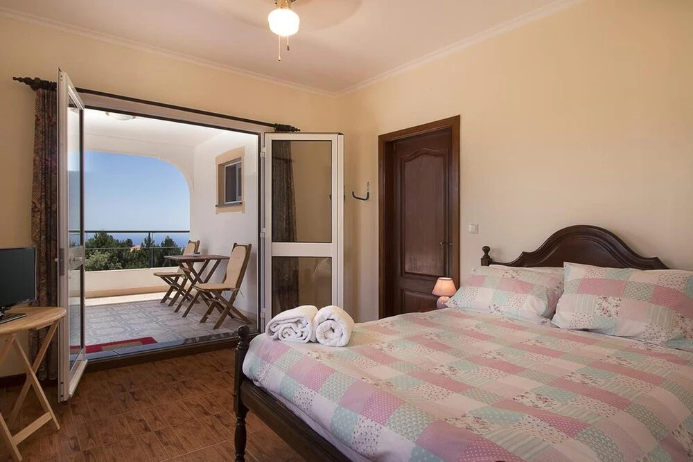 5-bed Villa for Families in Prazeres Free Parking