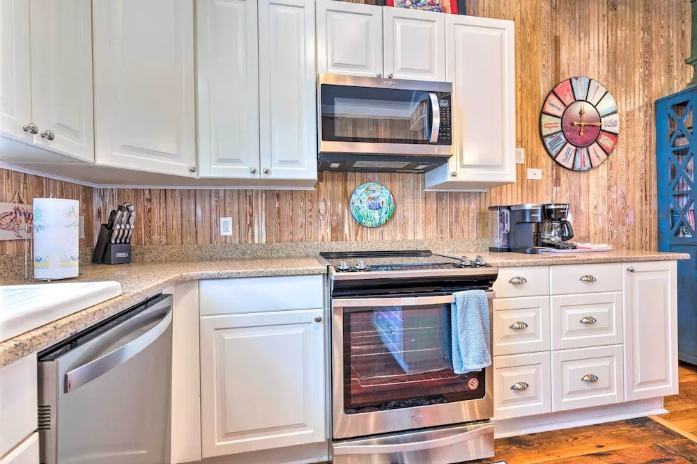 Cottage w/ Porch - 3 Min Walk to Bay St Louis