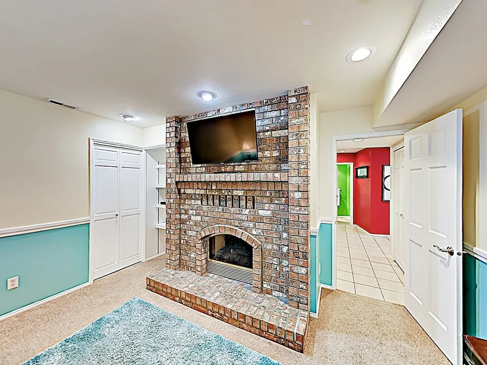 New Listing! Chic Alki Beach W/ Bay Views 4 Bedroom Home