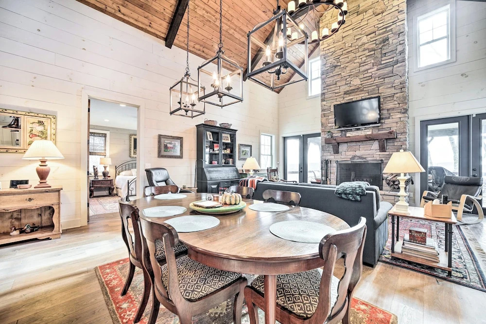 On 22 Acres! Mtn-View Cullowhee Craftsman Retreat
