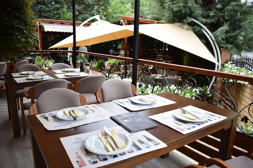 Hotel Aristocrat & Fish Restaurant