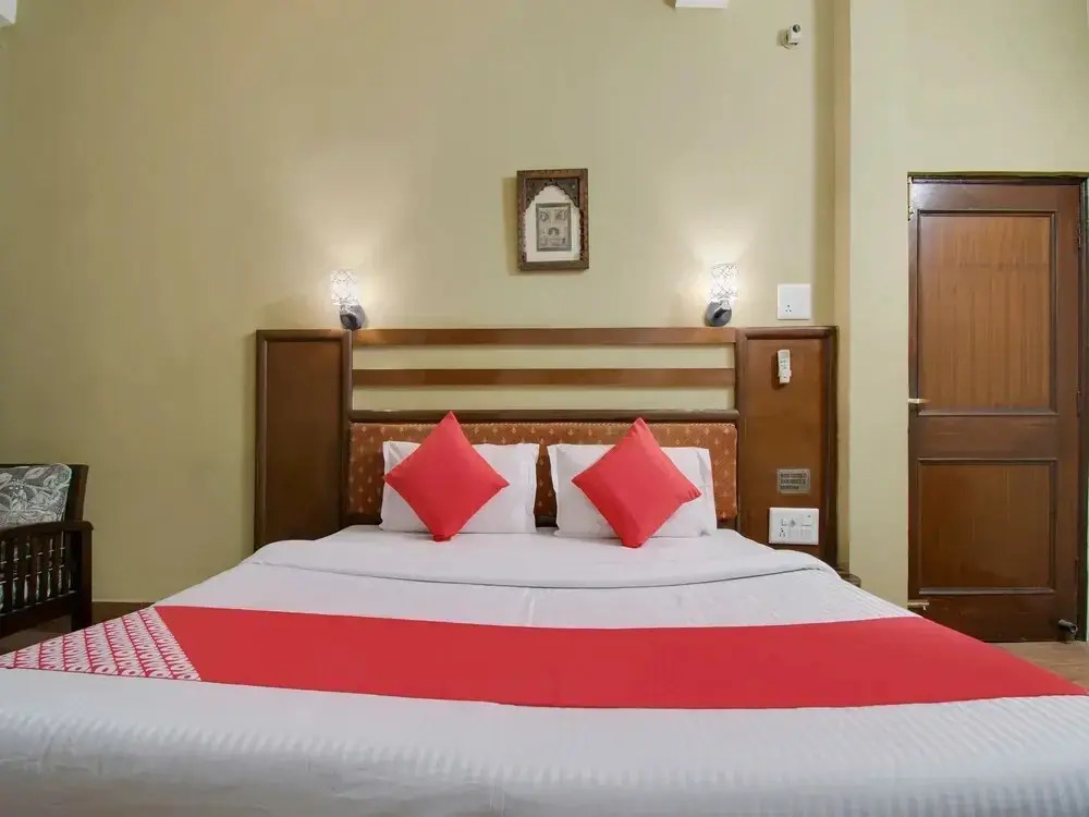 Hotel White House By OYO Rooms