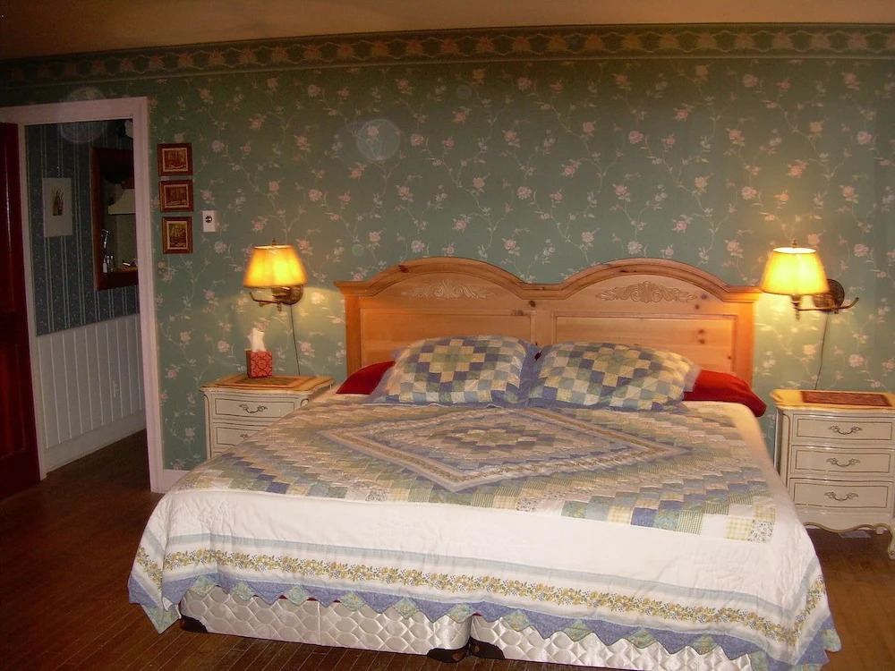 Dodgeton Creek Inn
