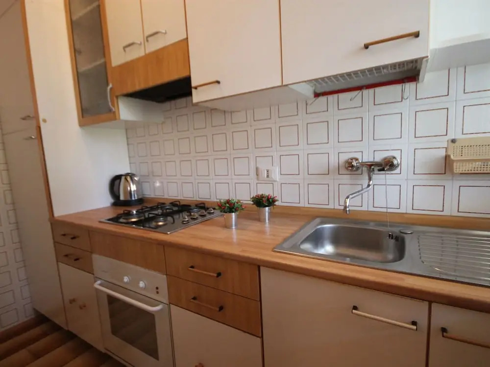 Spacious House near Beach with Private Garden & Interior Car Park