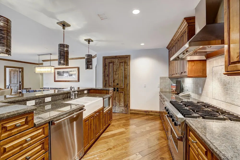 Arrabelle Luxury 4 BR Condo- Close To The Mountain by RedAwning - Save 20% on 7+ Nights!