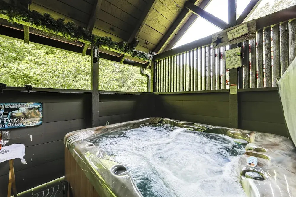Return to Eden Cabin w/ Hot Tub: 4 Mi to Dollywood