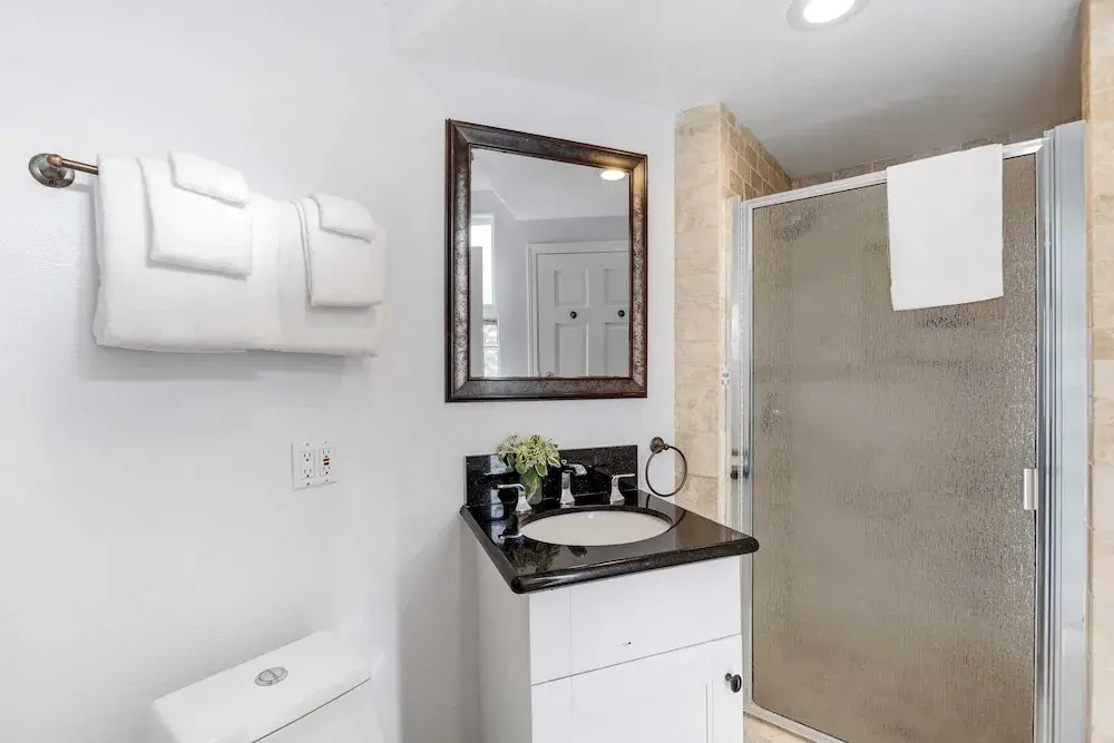 Sandy and Shelly by Avantstay Sleeps 18 Near Beach, Shops & Eateries Ocean Views + Patio
