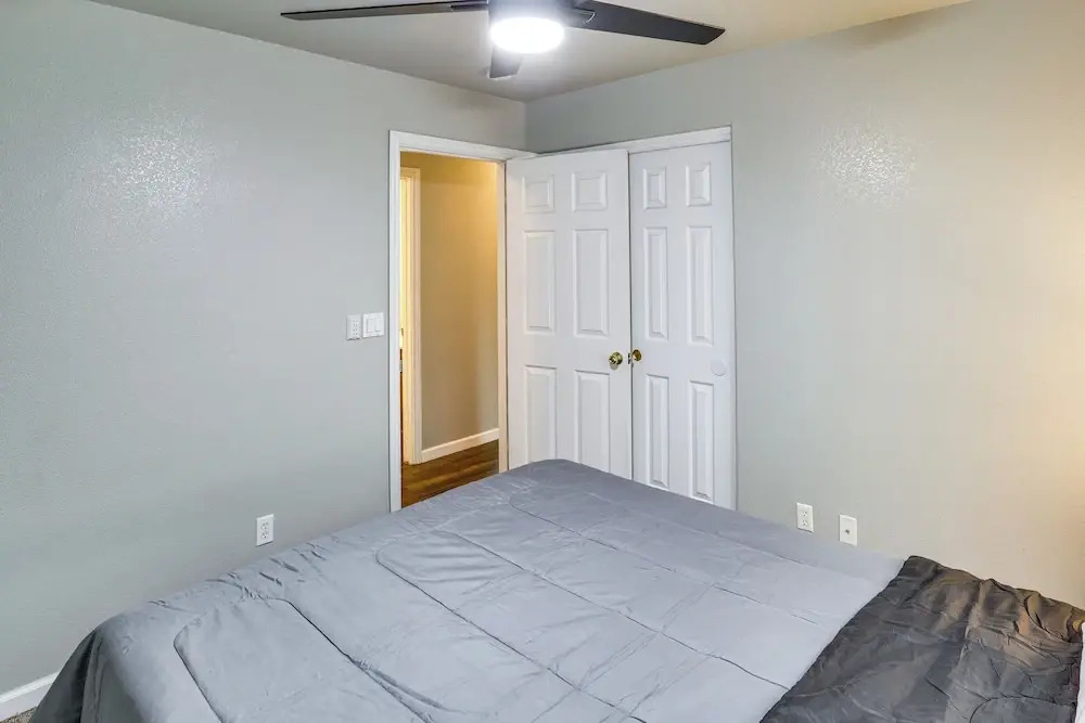 Fire Pit + Covered Patio: Bullhead City Escape!