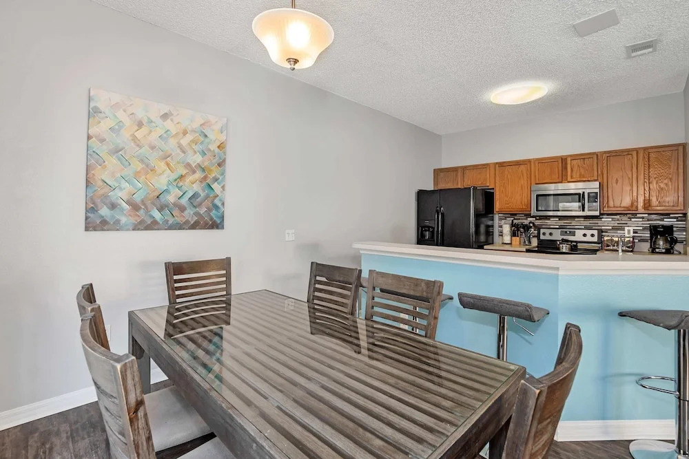 Fresh Decor With Hardwood Floors Huge Private Pool Area CDC Standards 4tv121