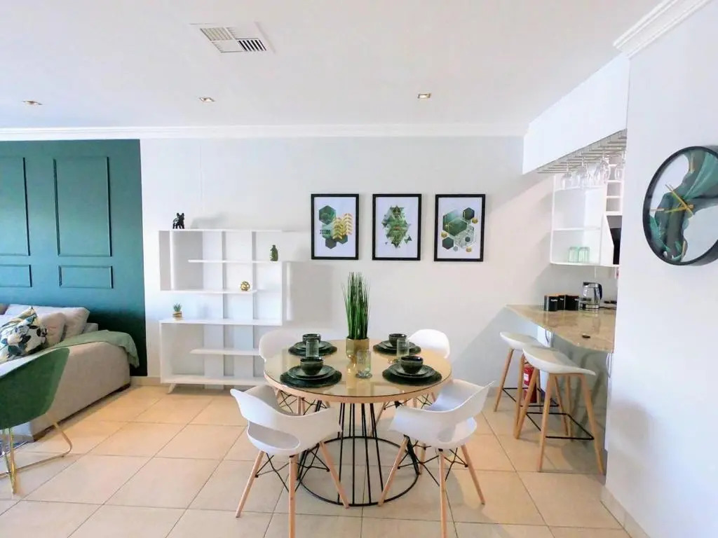 2 x King Beds - Next to Gateway - The Exquisite Emerald - 2 Bed 2 Bath 2 Park, Pool & Braai Area - 75