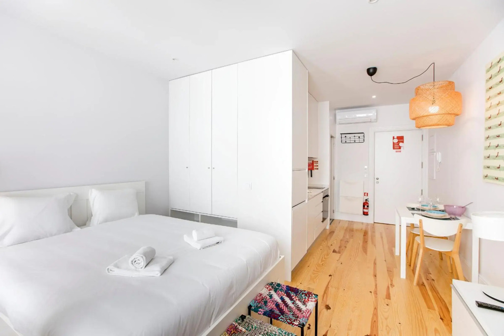 Flux Art Studio w/ AC & Balcony by LovelyStay