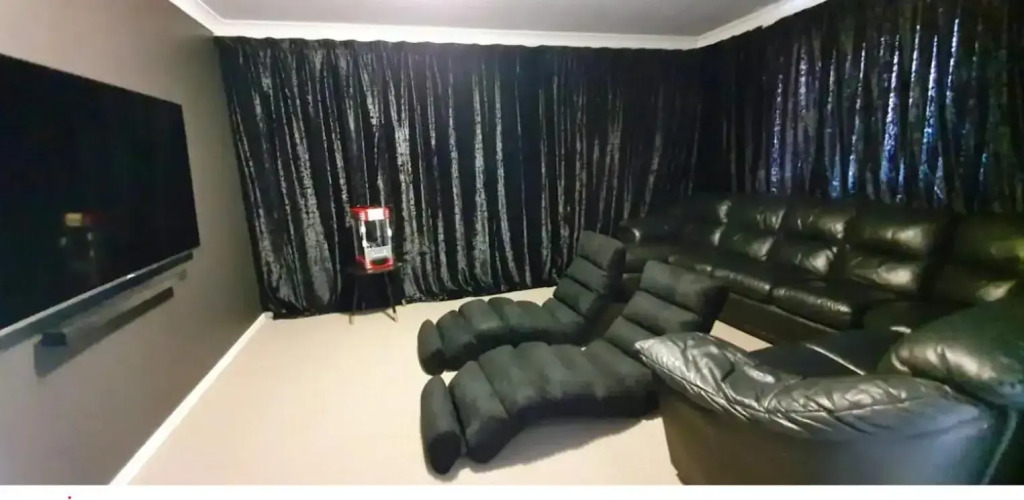 Hunter Home with POOL / CINEMA ROOM / PING PONG