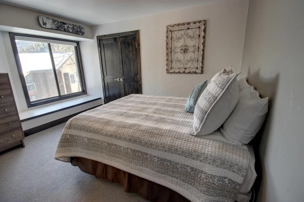 Wild Irishman 1064b by Summitcove Vacation Lodging