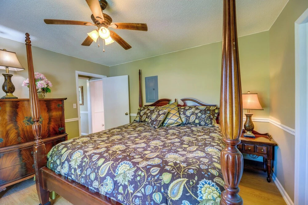 Charming New Bern Cottage w/ Grill & Fire Pit!