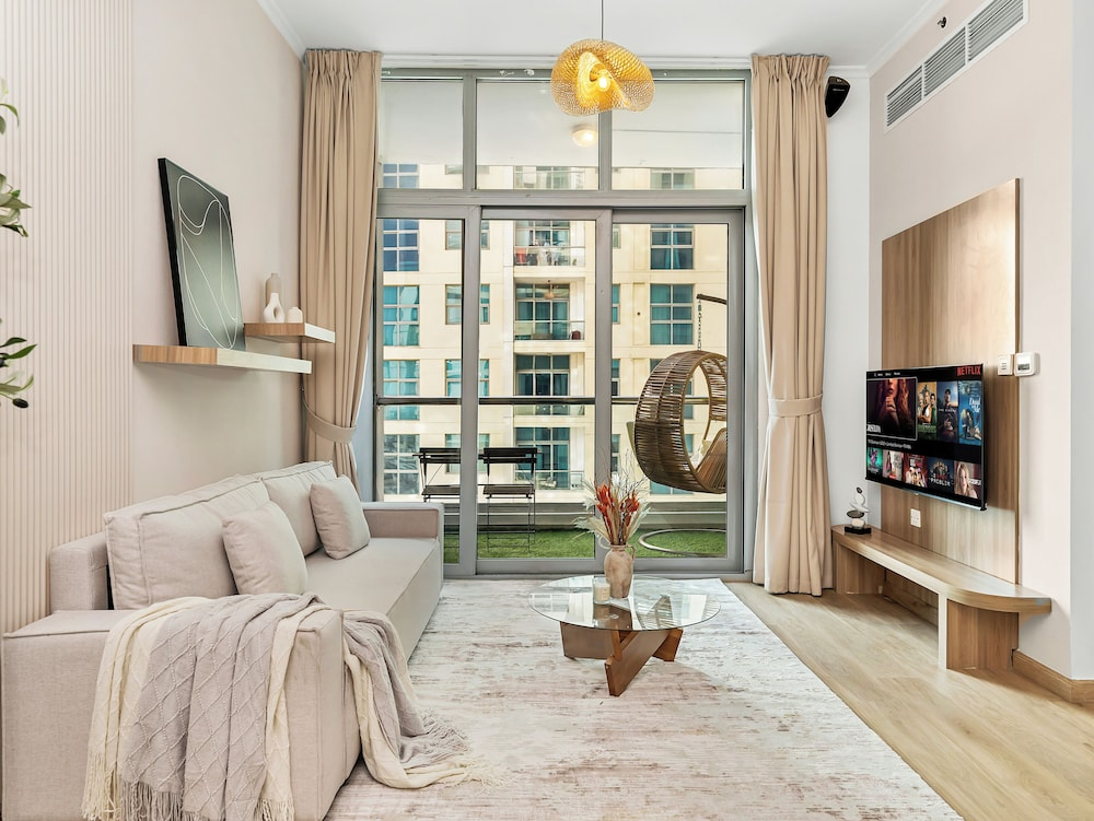 Urban Dubai Marina Stay Near Yacht