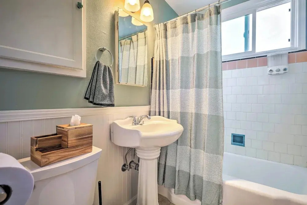 1 Mi to Dtwn Burbank: Mod Gem w/ Private Yard