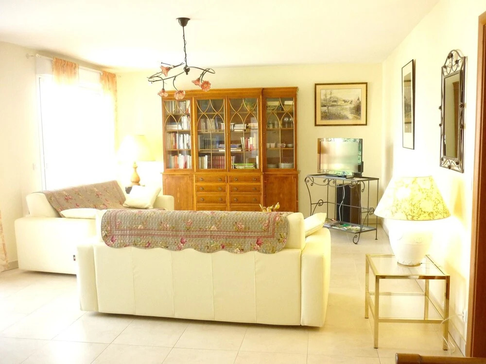 Bright Apartment in St Raphael with a Balcony, Great Views And AC