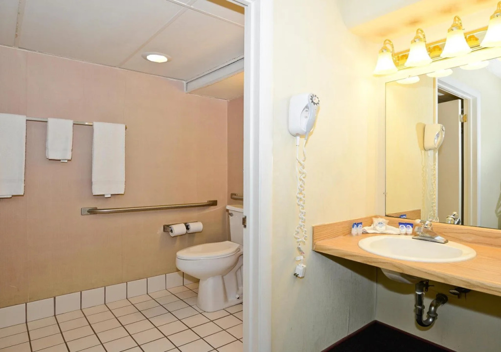 Howard Johnson by Wyndham Saint Joseph Benton Harbor