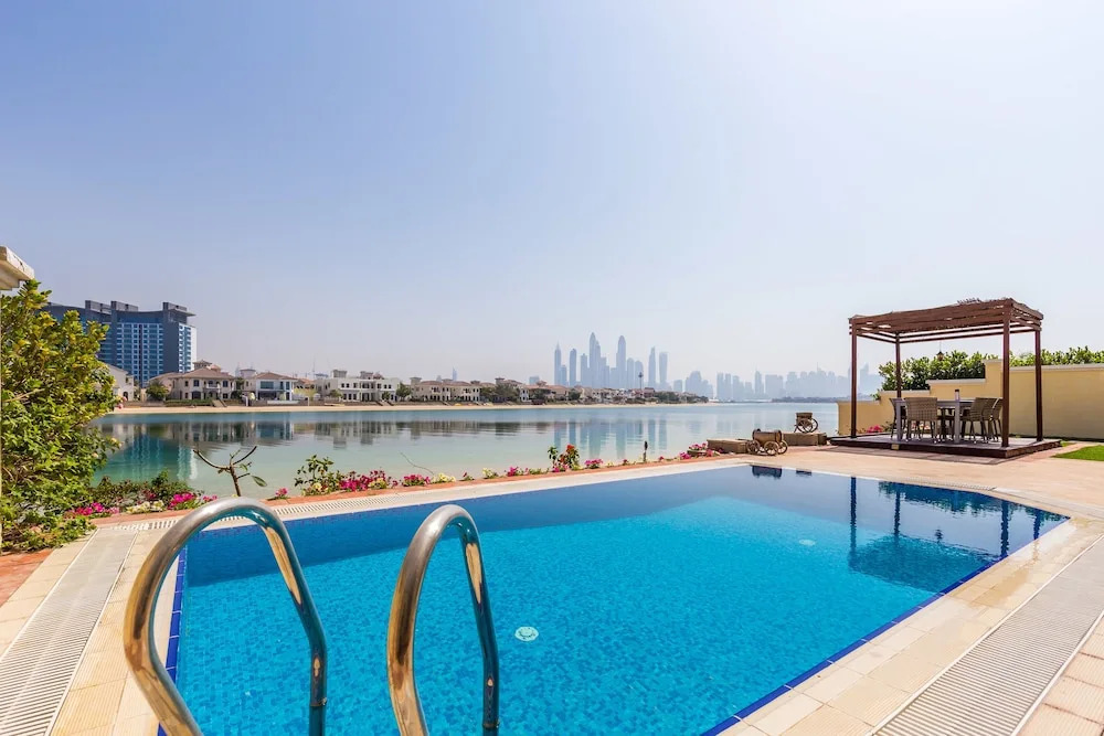 4 Bedroom Garden Villa at Frond O by Deluxe Holiday Homes