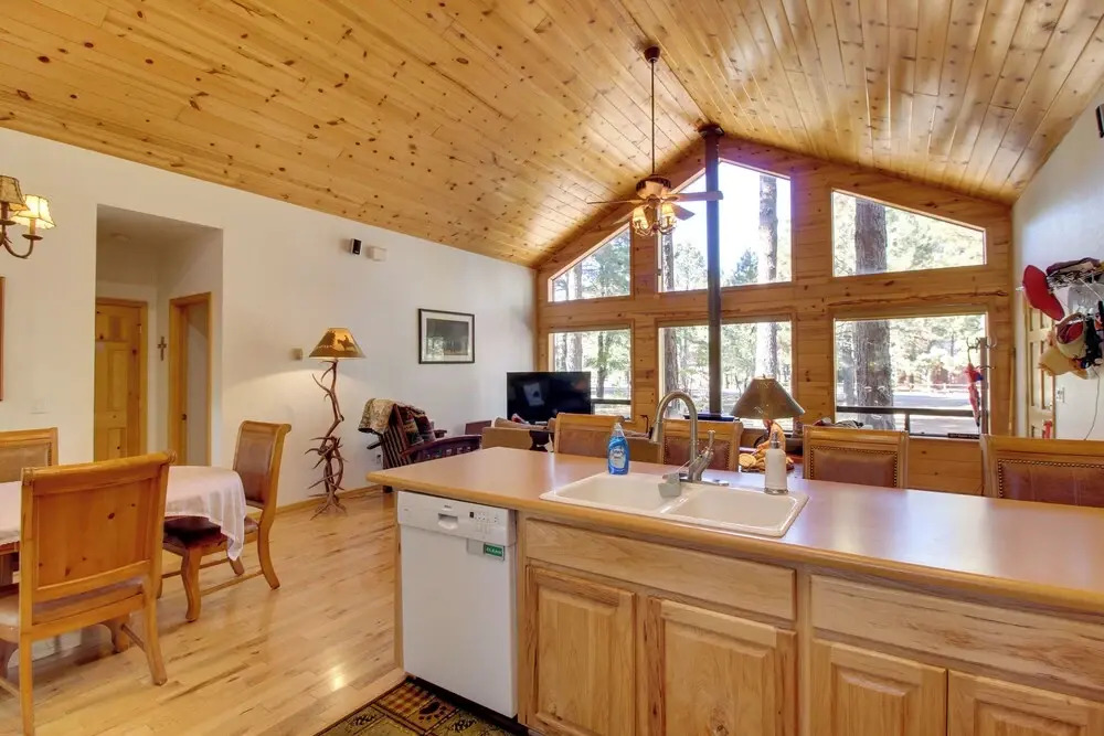 Scenic Deck + Horse Corral: Pinetop-lakeside Cabin