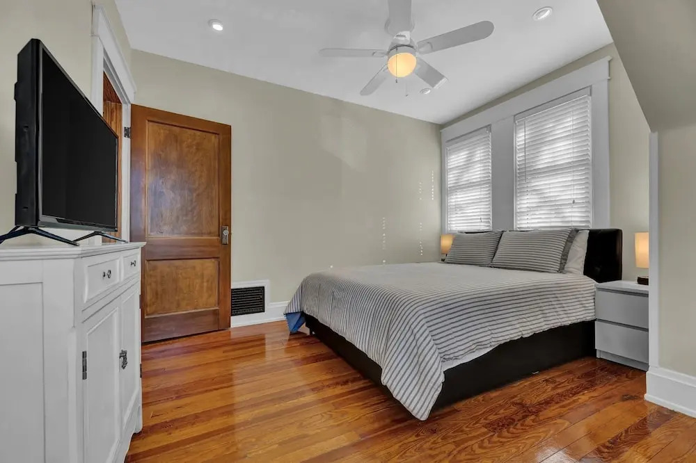 Oakley Square 3br Charmer - Total Walkability 3 Bedroom Home by RedAwning