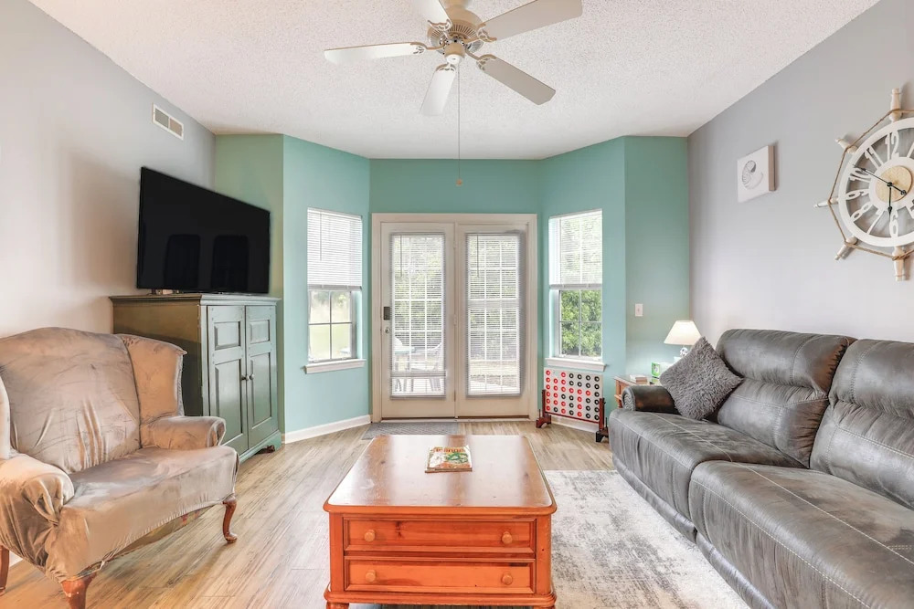 Community Pool & Tennis Court: Myrtle Beach Condo