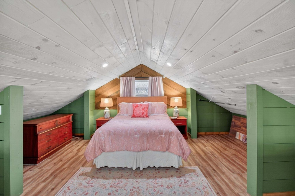 Modern Arts District Loft With Boat Parking 1 Bedroom Cottage
