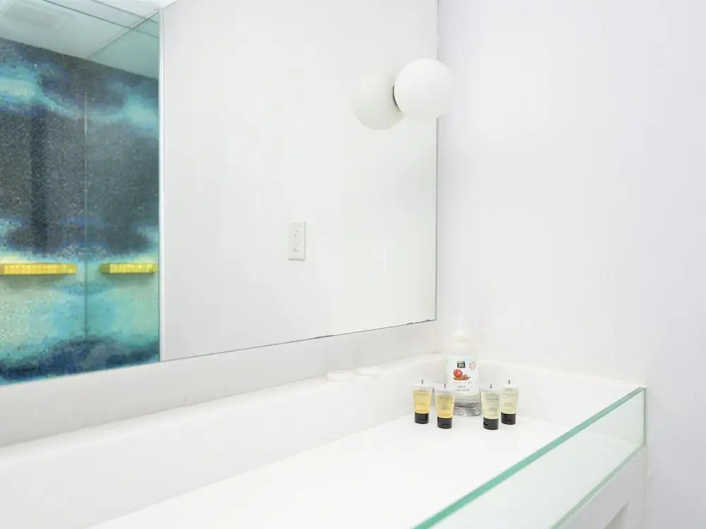Miami World Rental - Mondrian 821