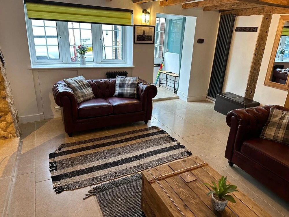 Gloucester-Beautiful 4 Bedroom Cottage-Sleeps 8-Free Parking-Fast Wi-Fi-Work or Leisure