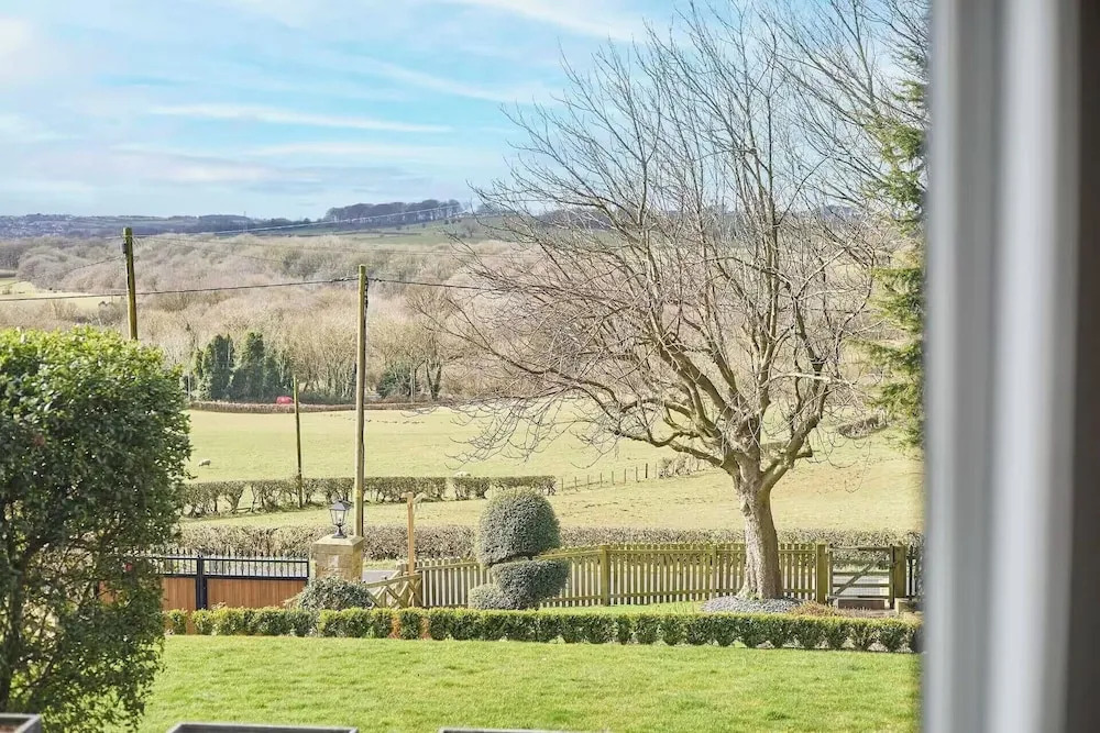House Sleeps 10 With Parking and Garden