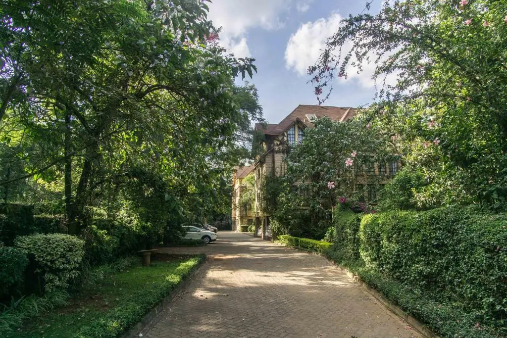 Peaceful, Spacious, Open-plan 2br apartment set in mature garden