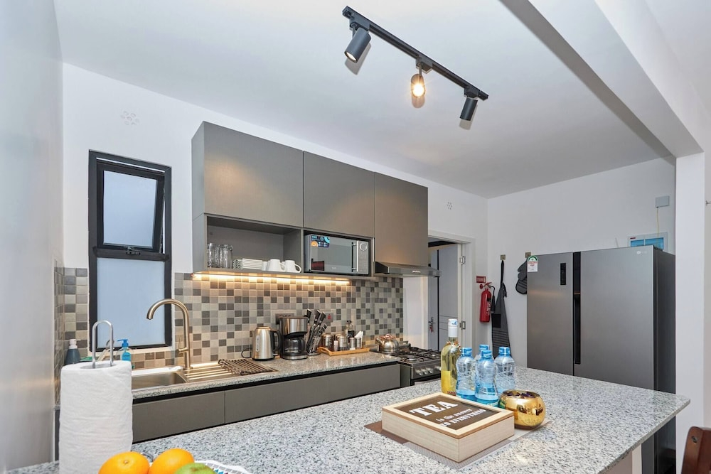 Sunset Escape Apartment Modern & Spacious Two Bedroom in Tatu City