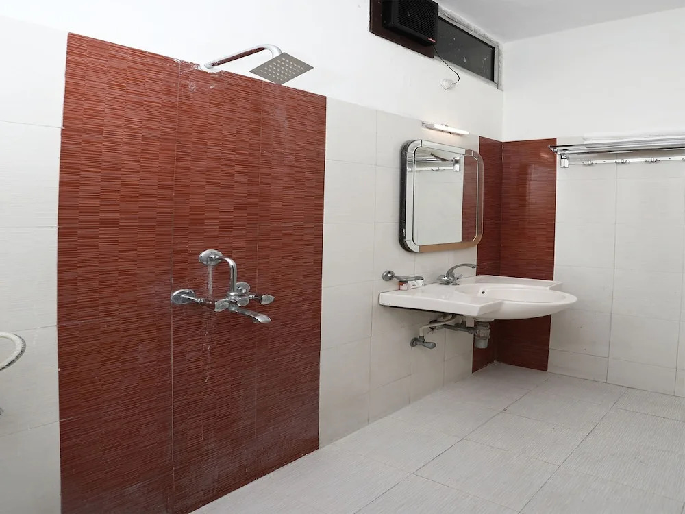 OYO 11937 Hotel Meedo