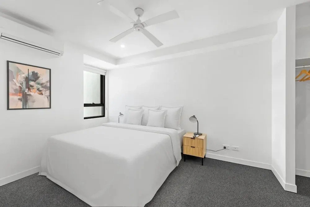 Stylish West End Stay With Rooftop Pool & BBQ