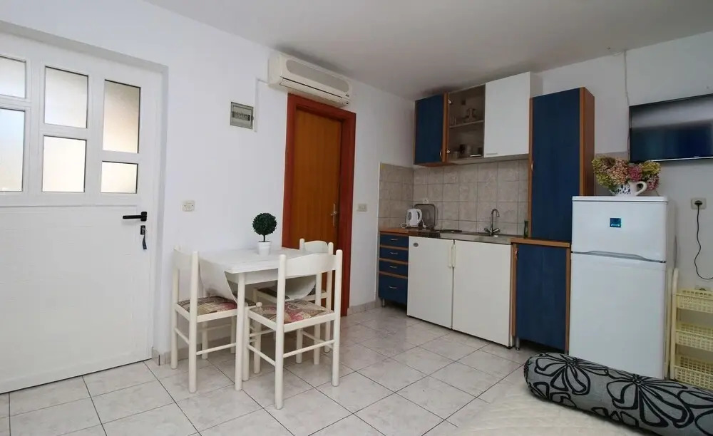 Elvi - Amazing Position & Parking - A1 Mali