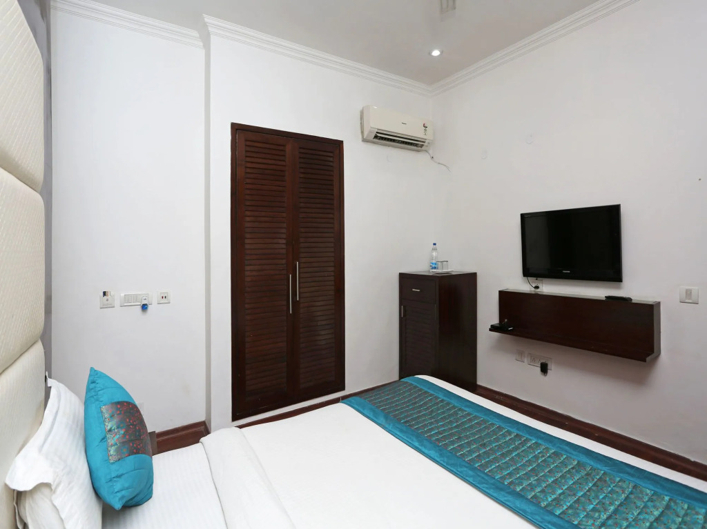 Hotel Pacific Inn Suites by OYO Rooms