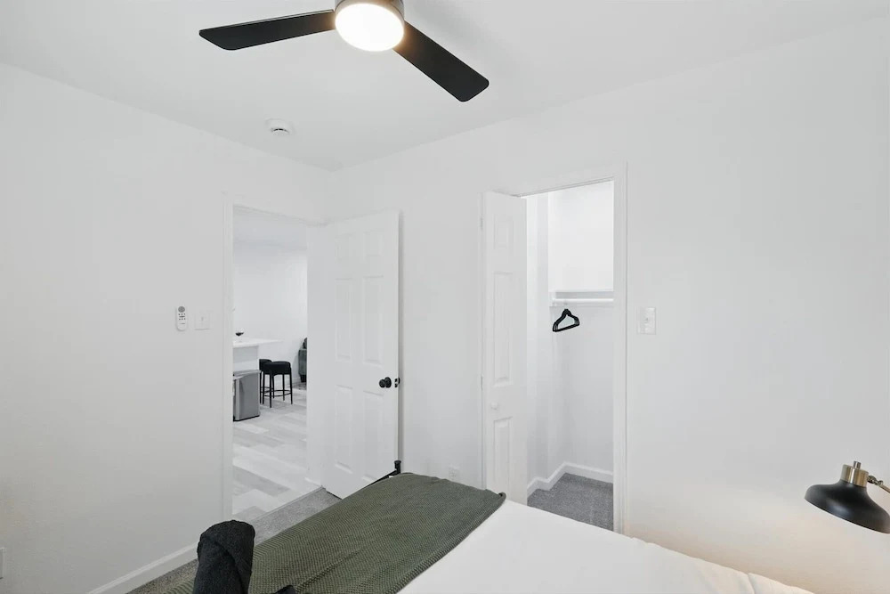 Modern 4BR 2BA Home With Hot Tub-grill & Huge Yard