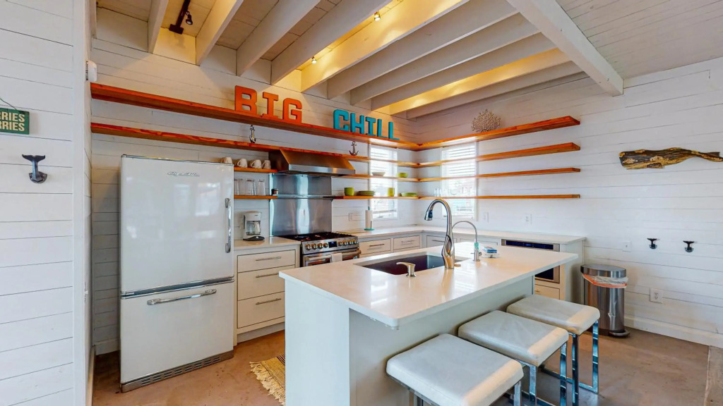 TP5 5BR Townhome, Shared Pool, In Town, Near Beach