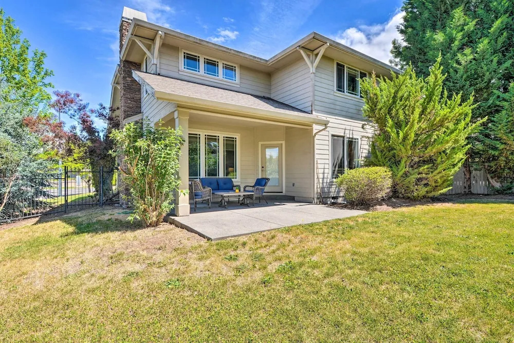 Charming Medford Getaway ~ 4 Miles to Downtown!