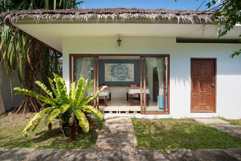 4 BR Villa Baan Banburee, seconds from beach