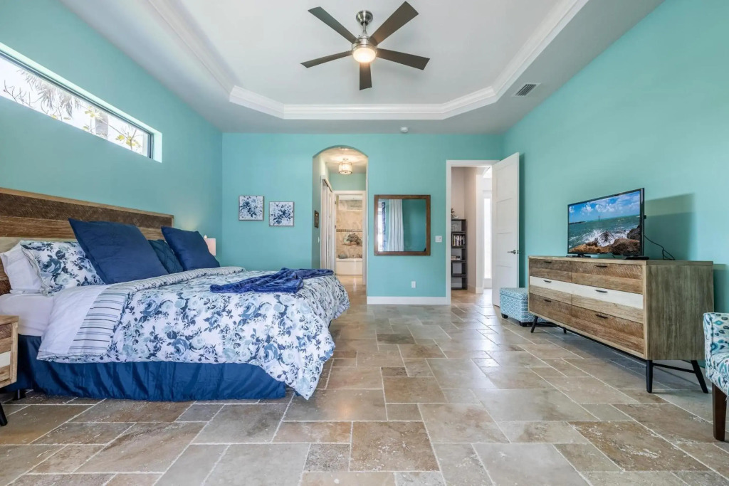 Custom Heated Pool, Kayaks, Bikes, & Spectacular Views - Villa Lakeside Oasis - Roelens Vacations