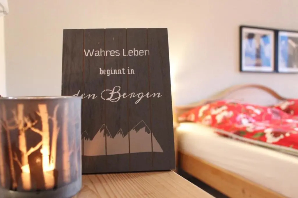 Wintertraum im Allgäu Alpine und Deluxe Sonnenwinkel, 4 Sterne Klassifiziert, WLAN gratis, großer Balkon mit Bergsicht, ruhig und doch zentral gelegen, tolle neu renovierte Ferienwohnung mit separaten Schlafzimmer, Brötchenservice, Hunde auf Anfrage