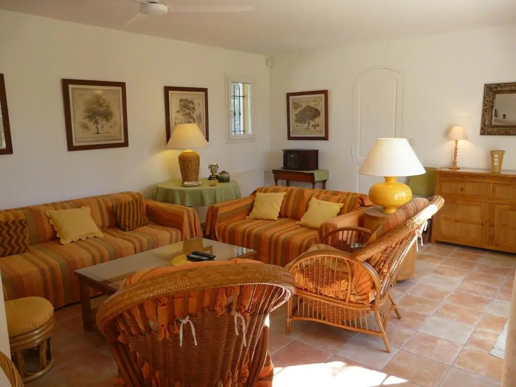 nice family vacation house with heated swimming pool, in mouries, alpilles areas 10 persons