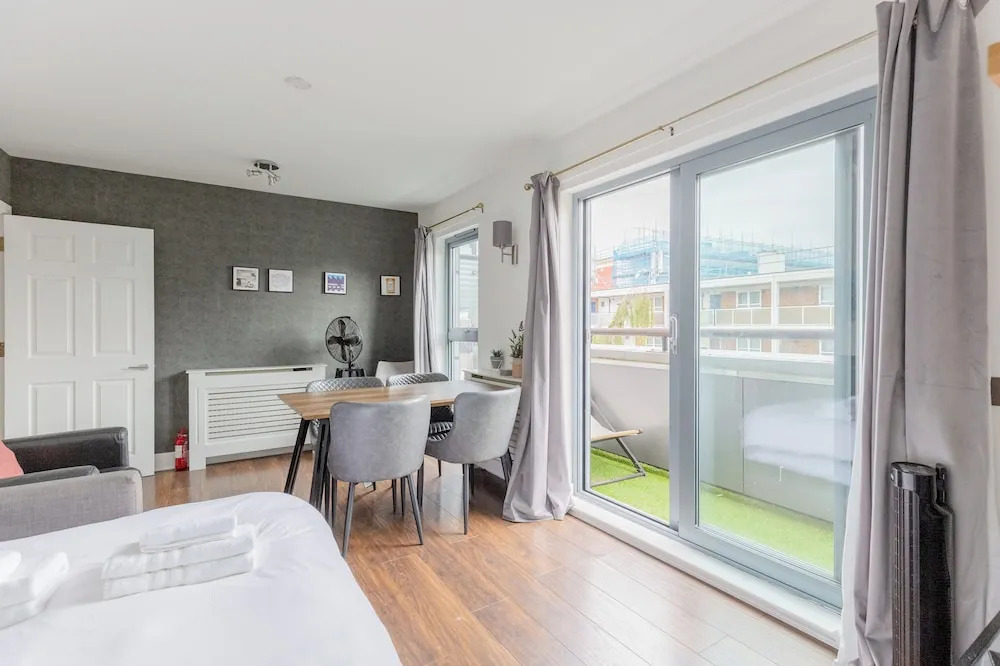 Bright 2 Bedroom Flat in Lambeth With Balcony
