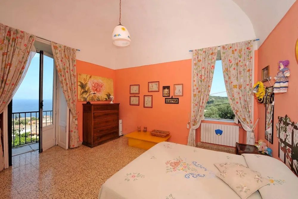 House With 7 Bedrooms in Massa Lubrense, With Wonderful sea View, Enclosed Garden and Wifi Near the Beach