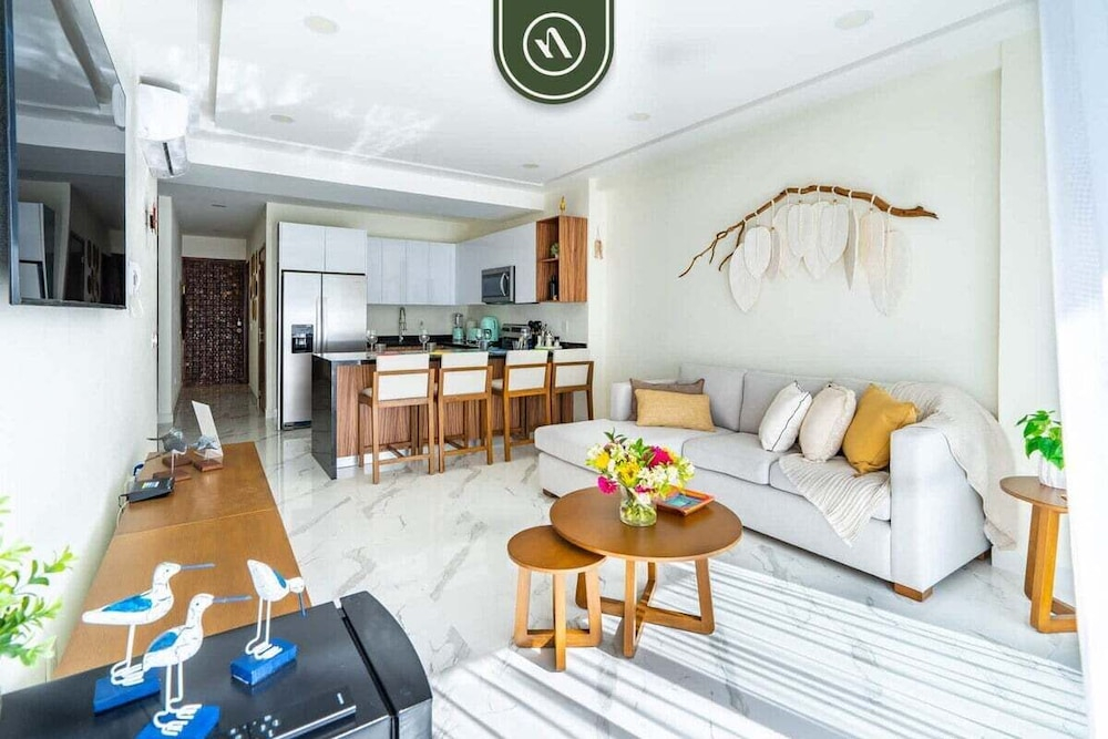 3BR Condo Right Next to the Beach - Pool - Palapa