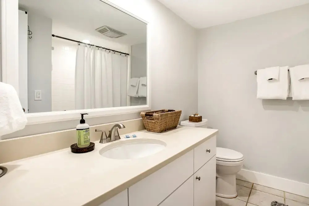 Wonderful Home Close to Everything W/shared Pool, Free Wifi, Central AC